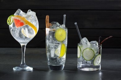 Der Widder drinkt Gintonic